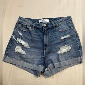 Hollister curvy ultra high rise mom short 3”. Size 13/31